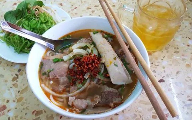 Hình ảnh tô bún bò Quê Mạ thơm ngon đầy hấp dẫn