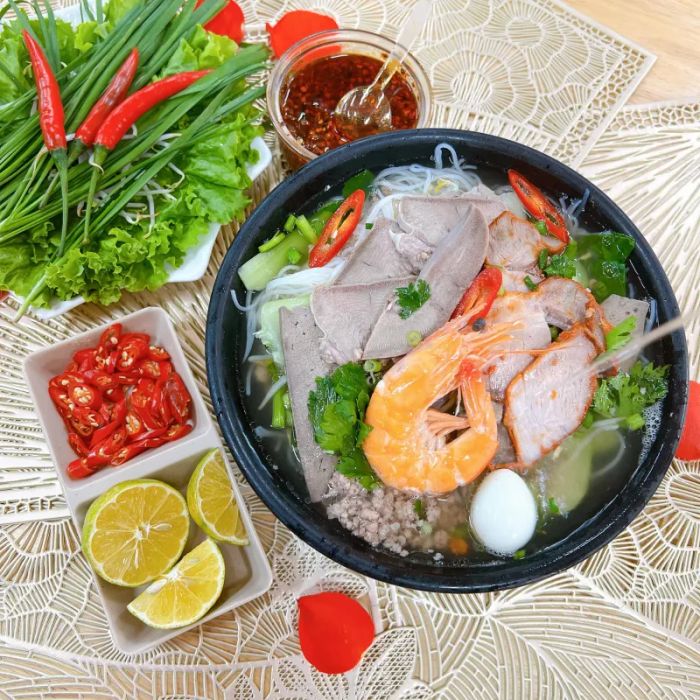 Hình ảnh tô hủ tiếu thơm ngon đặc trưng tại Hủ Tiếu Nàng Mây