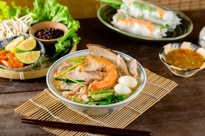 Hình ảnh không gian ấm cúng và món ngon tại Hủ Tiếu Minh Châu