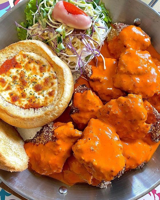 Không gian ấm cúng tại Ovenmaru Chicken