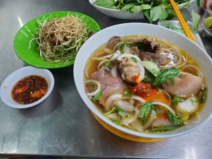 Hình ảnh tô bún bò Huế đầy đặn tại Song Anh
