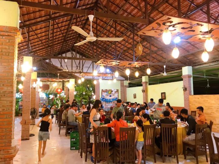 Khách hàng tận hưởng trải nghiệm tại nhà hàng 3