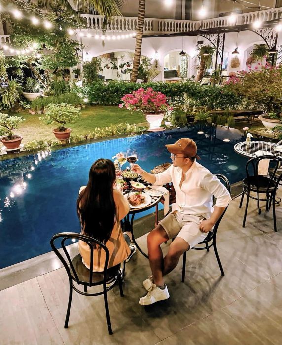 Khách hàng trải nghiệm tại nhà hàng 3
