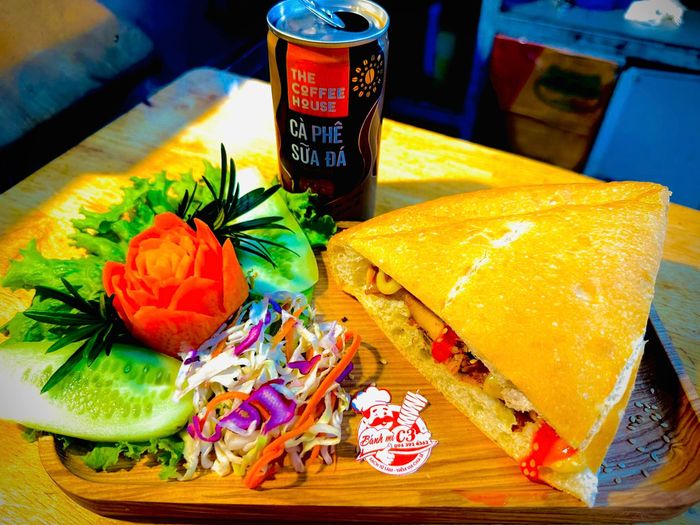 Bánh Mì C3 - Ảnh 2: Góc nhìn đầy quyến rũ của ổ bánh vàng ươm với lớp phô mai tan chảy cùng thịt nướng thơm phức