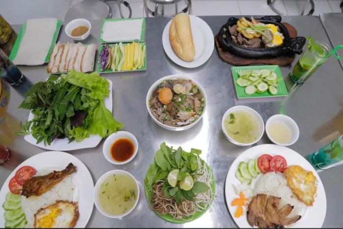 Hình ảnh tô bún bò Huế thơm ngon tại Bún Bò Hẻm