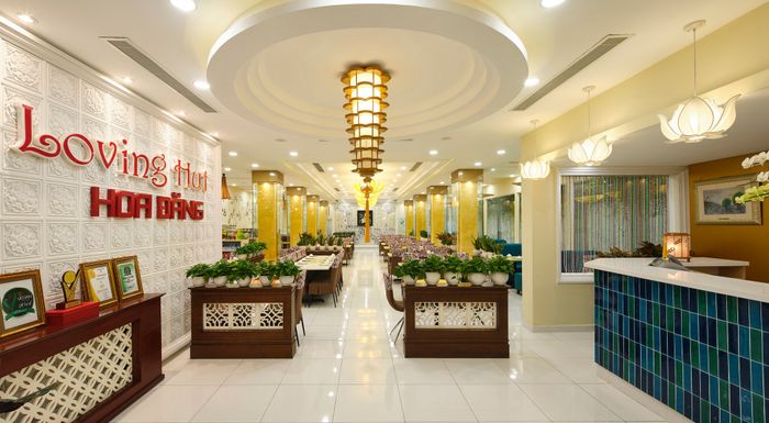 Không gian sang trọng với thiết kế hoa sen tại Loving Hut Hoa Đăng