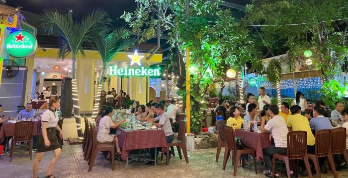 Khách hàng trải nghiệm tại nhà hàng 3