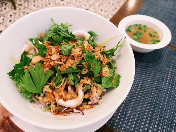 Không gian ấm cúng và món ngon đặc trưng tại Ba Hiếu