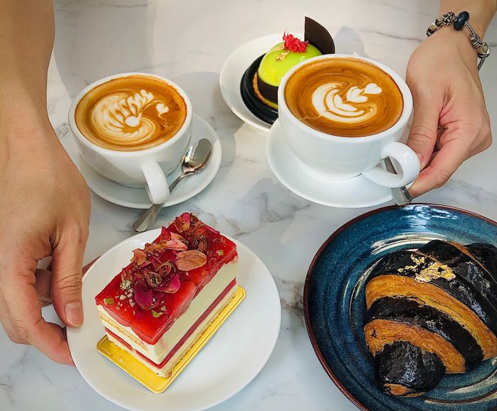 Bánh ngọt và Cappuccino tuyệt vời tại quán