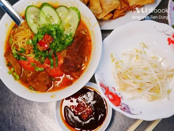 Hình ảnh không gian ấm cúng và món ăn đặc sắc tại Hủ Tiếu Sa Tế Líng