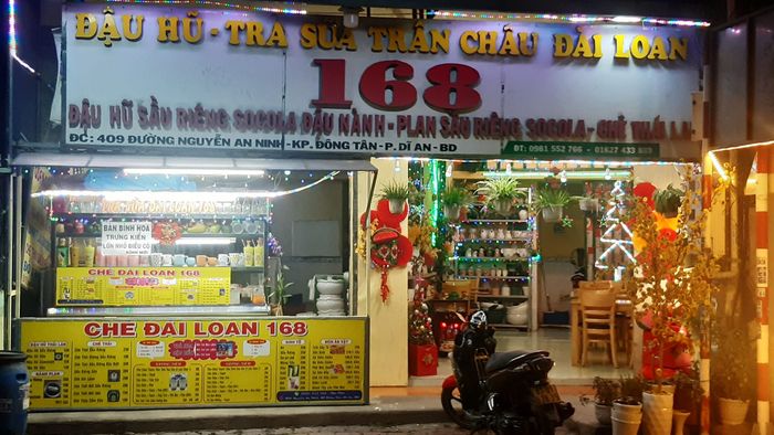 Không gian quán chè 168 với xe chè vàng đặc trưng