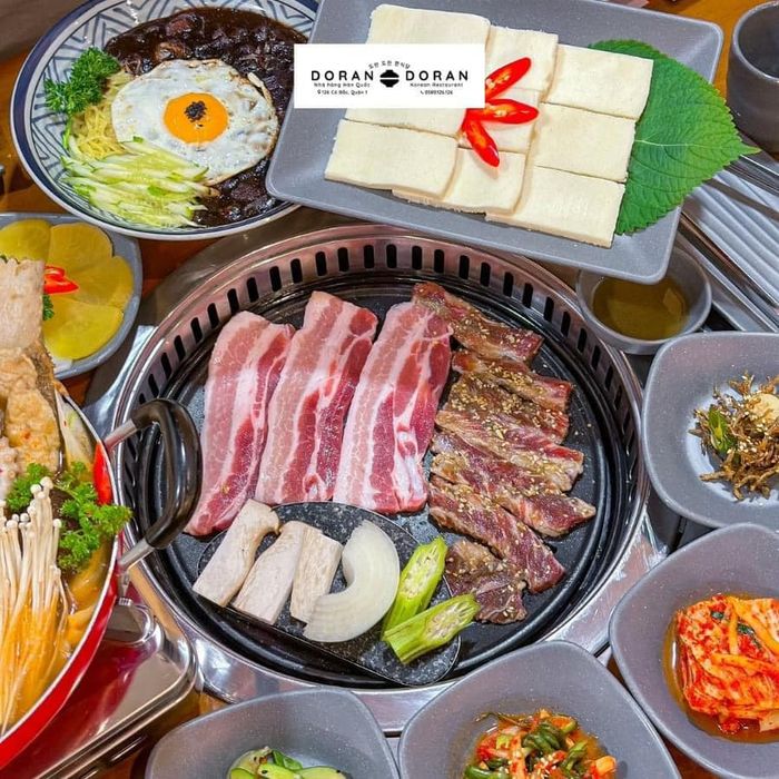 Khu vực sân thượng lãng mạn với view thành phố tại DORAN DORAN