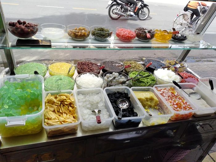Tủ trưng bày nguyên liệu tươi ngon đặc trưng của Chè Huế