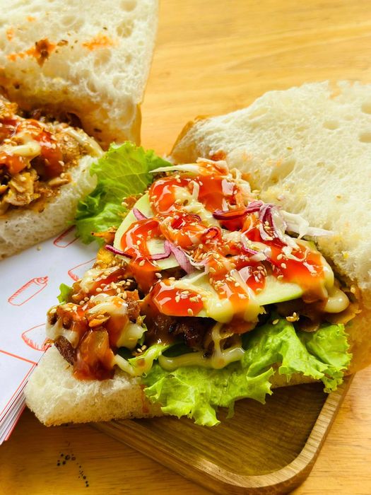 Bánh Mì C3 - Ảnh 1: Cận cảnh nghệ thuật với lớp vỏ vàng ruộm giòn tan ôm trọn nhân thịt nướng sém cạnh hấp dẫn