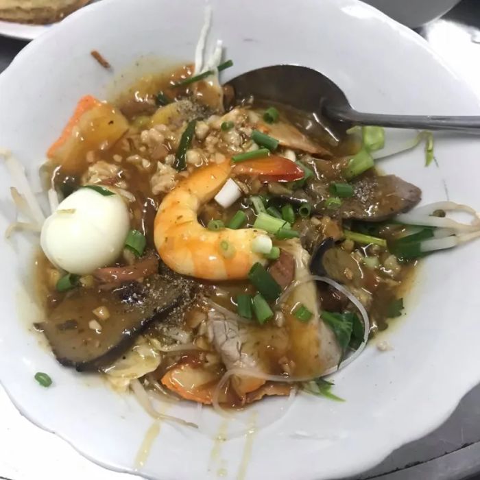 Hình ảnh món sủi cảo và không gian sang trọng tại Luna
