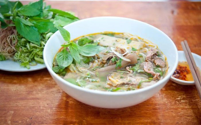 Hình ảnh tô bún bò Huế Thành Nội thơm ngon