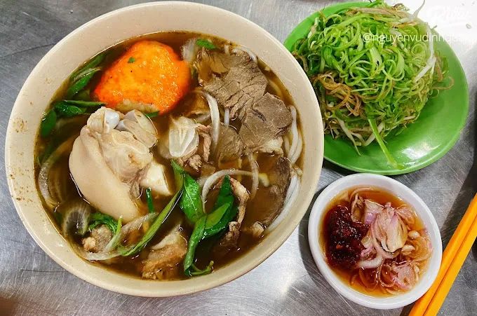 Hình ảnh tô bún bò Huế Nhân Trí thơm ngon hấp dẫn