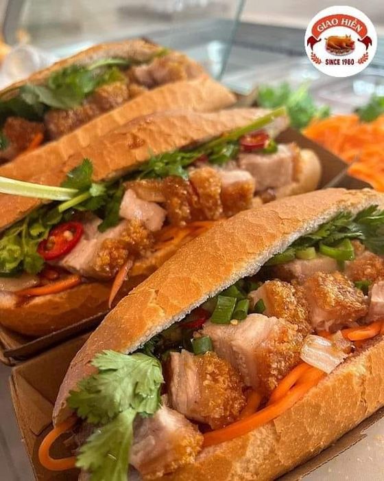 Bánh Mì Heo Quay Giao Hiền - Ảnh 1: Chiếc bánh mì vàng ruộm với lớp da heo giòn rụm, thịt mềm thơm ngon đậm đà