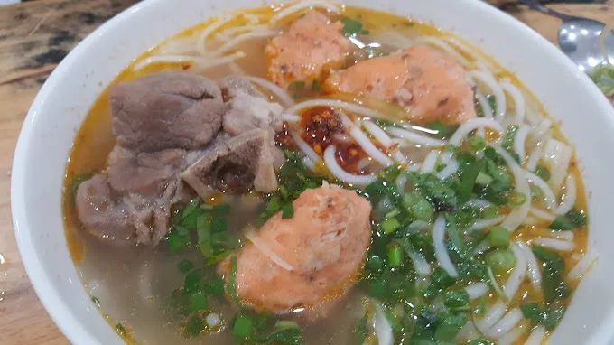 Hình ảnh tô bún bò Huế - Quin thơm ngon đầy mê hoặc