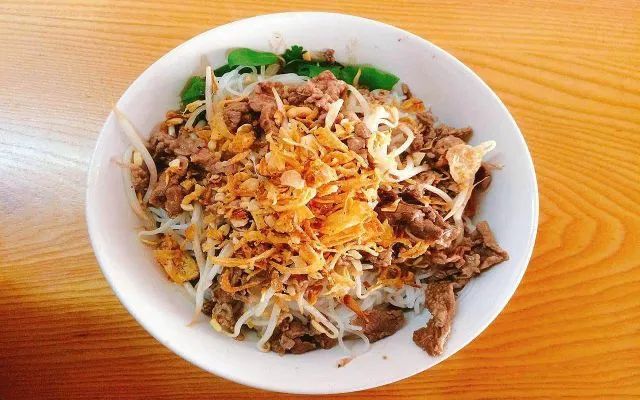 Hình ảnh tô bún bò Nam Bộ đặc trưng tại quán Cô Tuân