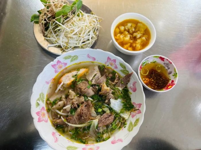 Hình ảnh tô bún bò Huế thơm ngon tại Cô Như