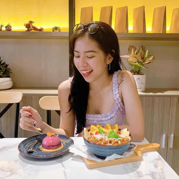 Khách hàng thưởng thức bữa sáng tuyệt vời tại La Rosa Bistro