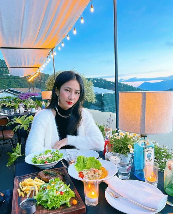 Khách tới nhà hàng dùng bữa ảnh 3 - Khoảnh khắc chân thực ghi lại niềm vui thưởng thức ẩm thực trong không gian ấm cúng