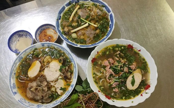 Hình ảnh tô bún bò Huế mỡ nổi hấp dẫn tại Cô Như