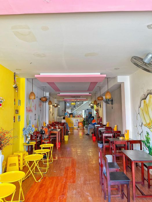 Không gian ấm cúng tại Monna Food and Drink
