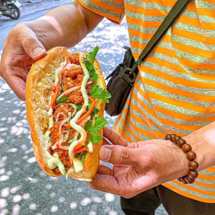 Tiệm Bánh Mì & Cafe Xin Chào - Ảnh 1: Không gian ấm cúng với những chiếc bánh mì vàng ươm thơm phức bên tách cà phê đậm vị