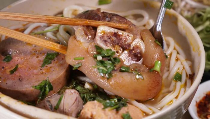 Hình ảnh tô bún bò 149 vàng ươm hấp dẫn