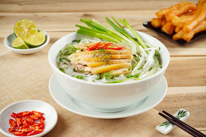 Phở gà thơm ngon, hấp dẫn tại Dome Cafe - Ảnh 2