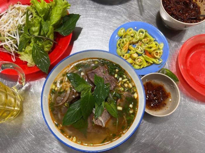 Hình ảnh tô bún bò Huế thơm ngon tại O Sửu