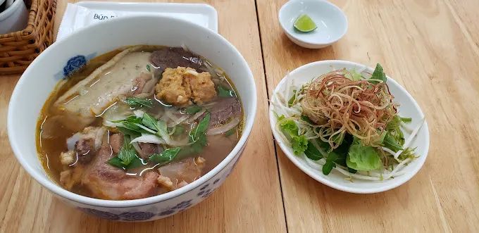 Hình ảnh tô bún bò Quê Mạ vàng ươm hấp dẫn