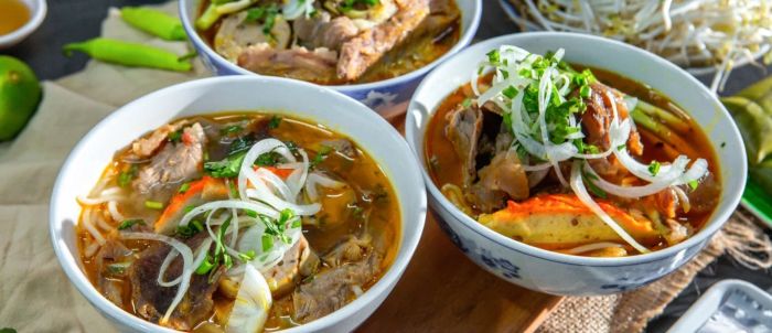 Hình ảnh tô bún bò Huế truyền thống tại Út Mai
