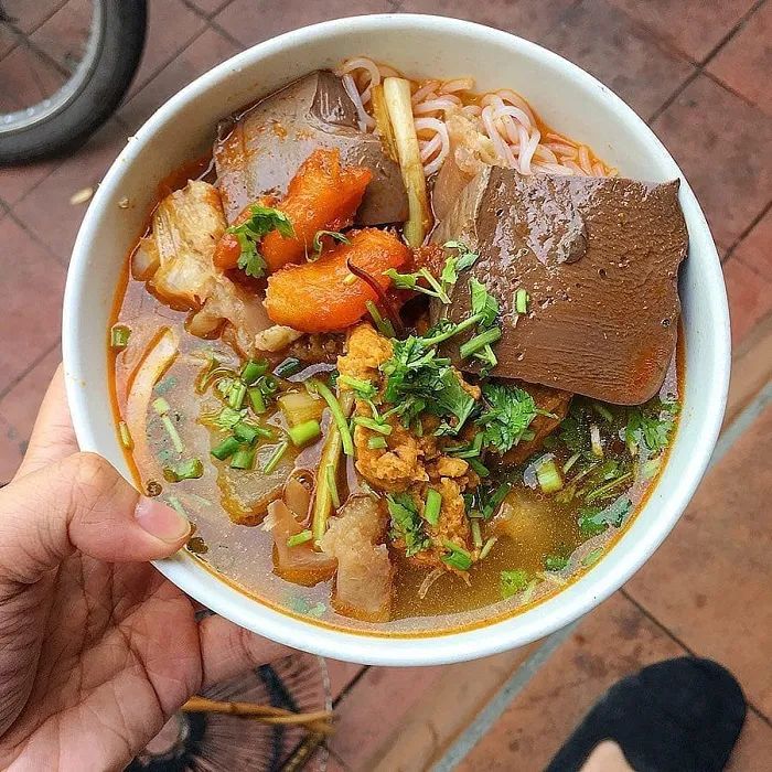 Hình ảnh tô bún bò Huế đậm đà tại Quán Xưa