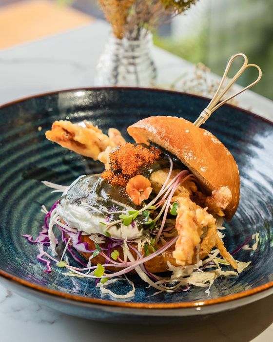 Burger hấp dẫn tại Social Cage Saigon