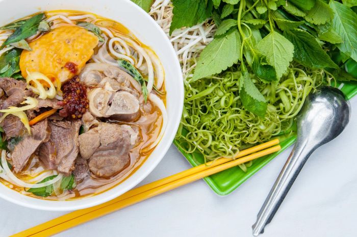Hình ảnh tô bún bò Huế thơm ngon tại Song Anh