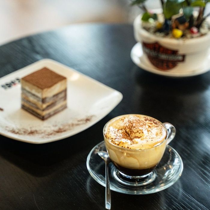 Cà phê và bánh hấp dẫn tại quán