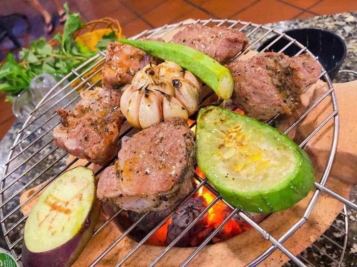 Thực đơn đa dạng với các món nướng và lẩu tại Bò Tơ Quán