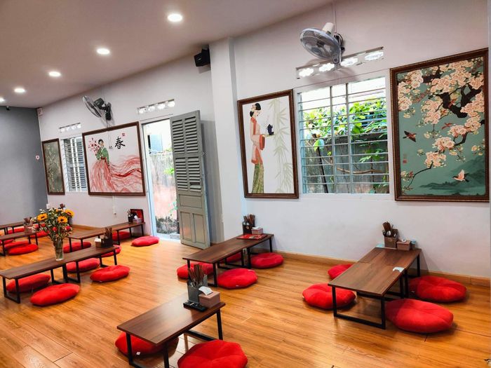 Không gian ấm cúng tại Cơm Mì HT