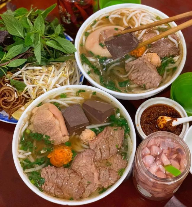Hình ảnh không gian ấm cúng tại Bún Bò Huế Cô Hà - Bà Hạt