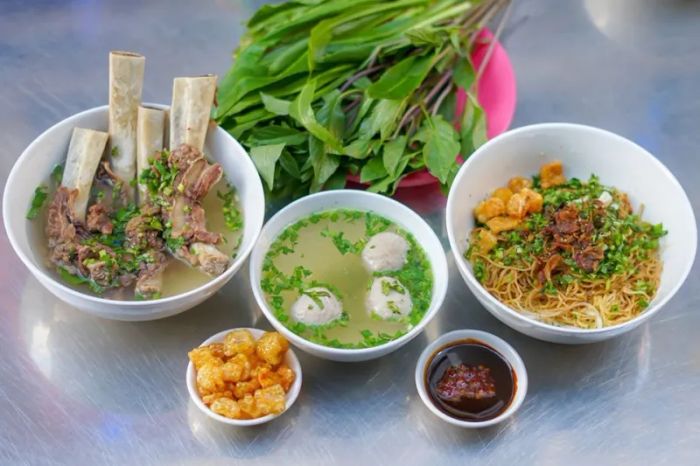 Hình ảnh tô hủ tiếu thơm ngon và không gian sang trọng tại Luna