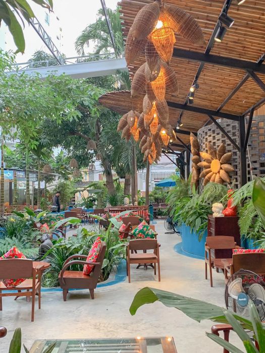 Không gian nhà hàng tại Yen Garden Bistro - Ảnh 2