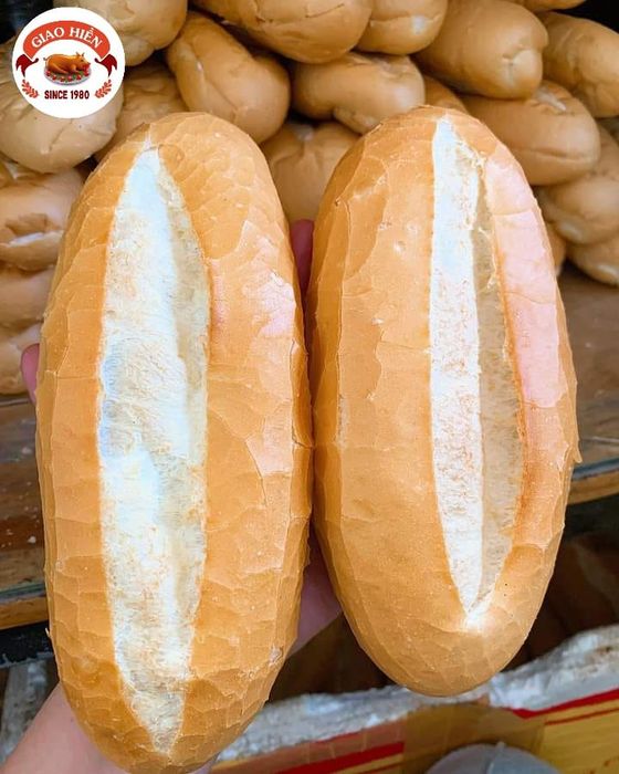 Bánh Mì Heo Quay Giao Hiền - Ảnh 2: Góc nhìn cận cảnh lớp nhân thịt quay vàng ươm hấp dẫn giữa vỏ bánh giòn tan