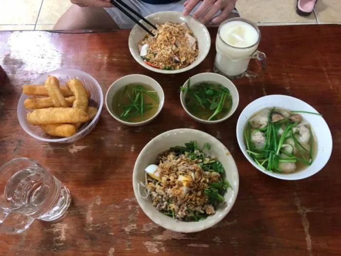 Hình ảnh tô hủ tiếu thơm ngon và không gian ấm cúng tại 21 Hàng Điếu