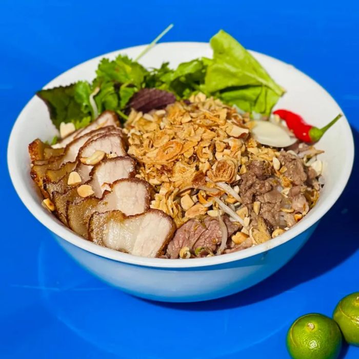 Không gian ấm cúng và món hủ tiếu xá xíu trộn nổi tiếng tại Cô Tuân