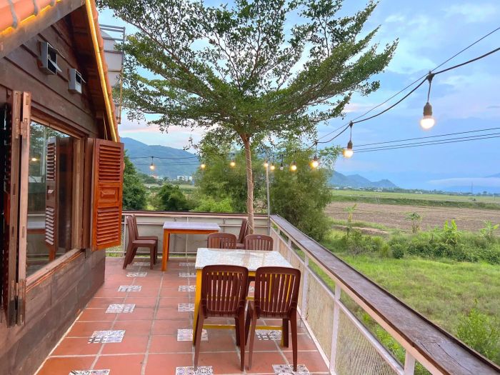 Không gian ấm cúng và món ngon đặc sản tại Nhà Hàng Nhà Gỗ