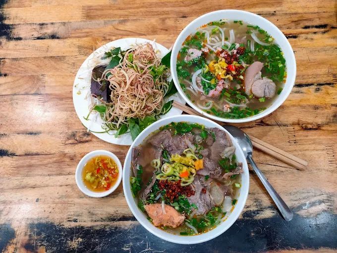 Hình ảnh không gian ấm cúng tại Bún Bò Huế - Quin