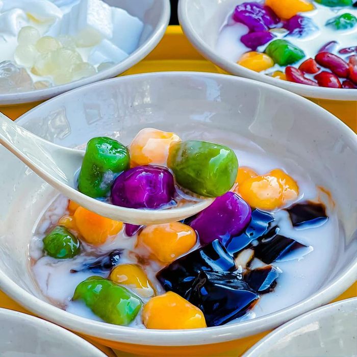 Bộ sưu tập chè đặc sản tại quán Chè Huế